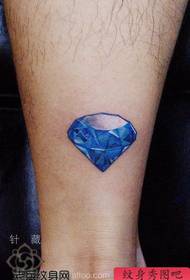 këmbët duken mirë modelin e tatuazheve me diamantë me ngjyra diamanti
