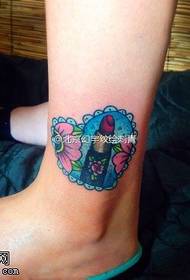 buzëkuq në formë zemre në modelin e tatuazhit të këmbës