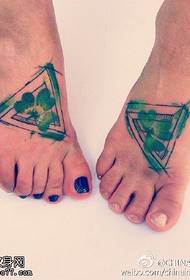 Геометријски троугао узорак тетоваже у стилу мастила