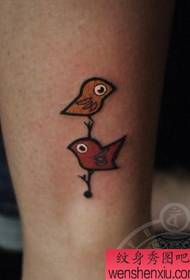 vajza si modeli i tatuazheve të lezetshme për zogjtë e vegjël