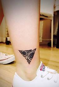 Persönlichkeit geometrisches Dreieck Tattoo Muster auf nackten Füßen