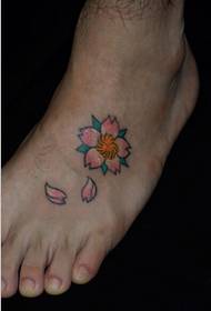 पायावर सुंदर चेरी ब्लॉसम टॅटू चित्र