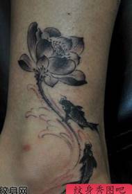 disegno del tatuaggio di loto calamaro pittura a inchiostro gamba