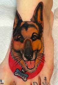 modello di tatuaggio testa di cane piede