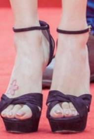 Çin dövme yıldız güzel kiraz çiçeği dövme resimleri üzerinde anglebaby ayaklar