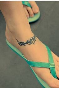 këmbët e bukurisë Bukuria e modelit të tatuazheve të hardhisë Totem