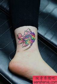 Mergaitės kojos gražiai spalvos lotoso tatuiruotės modelis