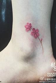 mažas gėlių tatuiruotės modelis kulnas