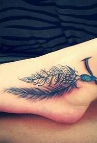 bell turmell a l'única imatge de tatuatge de turmell de ploma bonica