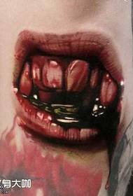 pėdų kraują čiulpiančio danties tatuiruotės modelis