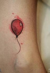 crveni balon uzorak tetovaže na gležnju