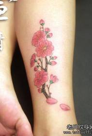 убава боја на убави нозе Праска цветна тетоважа шема