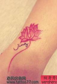 modello legalmente bello del tatuaggio del loto