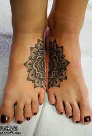 klasisks vaniļas tetovējuma raksts uz pēdas