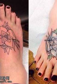 fot vit blomma tatuering mönster