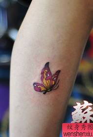 flickans ben litet och delikat tatueringsmönster för fjäril