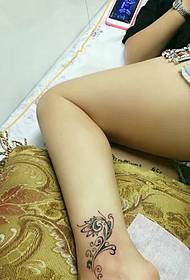 tatuaż z bosym stopem o wzorze mini