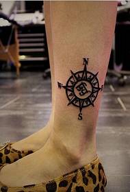 immagine del modello del tatuaggio della bussola della caviglia femminile di modo bella