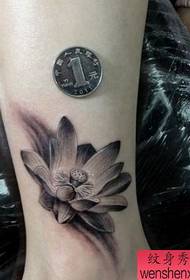 egy gyönyörű fekete szürke lótusz tetoválás minta a lányok lába