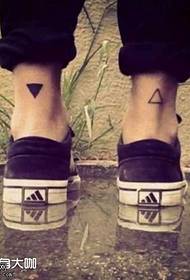 model de tatuaj triunghi picior