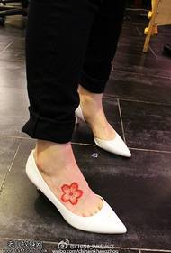 noha ružový čerešňový kvet tetovanie vzor