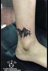 bobelo fiŝa tatuaje ŝablono sur la maleolo