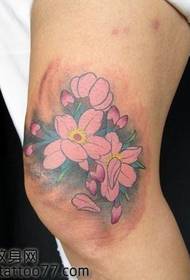 kecantikan kaki pola tato bunga sakura yang indah