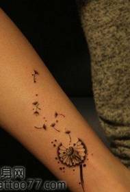 sanannen tsarin dandelion tattoo na kafafu