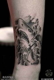 groot haai tatoeëringpatroon op die kuit