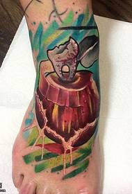 tatuagem de maçã molhando no escorpião