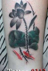 slikanje nog s črnilom vzorec tatoo lignjev lotus
