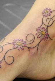 kolor stopy mały wzór tatuażu z rumianku
