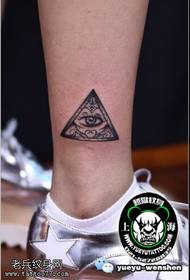 disegno del tatuaggio occhio triangolo sulla caviglia