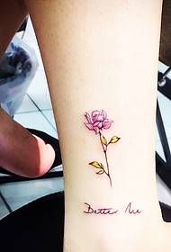 Pés nus pequena flor fresca tatuagem imagem sexy encantador