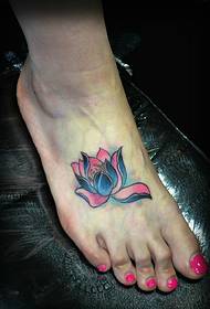 collo del piede sexy con una foto del tatuaggio del loto