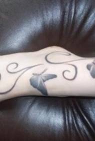 ženska noga totem metulj pav tetovaža