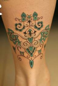 mooi look totem tattoo patroon op die been