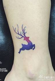caviglia Sul modello del tatuaggio dei cervi di colore