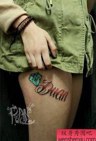 De benen van mooie vrouwen laten prachtige diamanten zien met tatoeages met letters