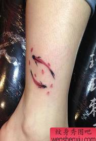 padrão de tatuagem de lula de tinta de perna de menina