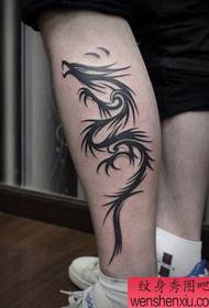 bacak yakışıklı görünümlü totem ejderha dövme deseni