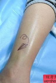 un model de tatuaj de plan de hârtie popular în picior