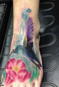 узорак птица у облику тетоваже у боји стопала