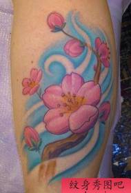 腿部彩色樱花纹身图案