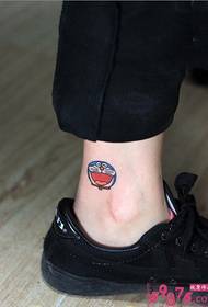 Picha nzuri na nzuri ya picha ya tattoo ya paka yaatar juu ya ankle