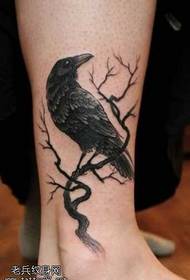 piede un modello del tatuaggio del corvo