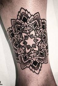sortgrå blomster tatoveringsmønster på ankelen