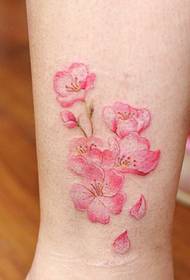 bosih nogu mali uzorak svježe tetovaže trešnje