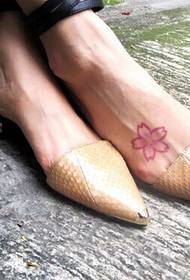 신선하고 아름다운 발등 꽃 토템 문신
