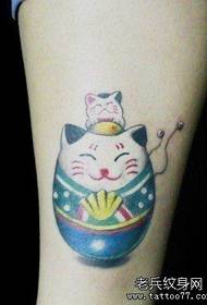 jambes de filles mignonnes ne tombant pas de modèle de tatouage chat chanceux